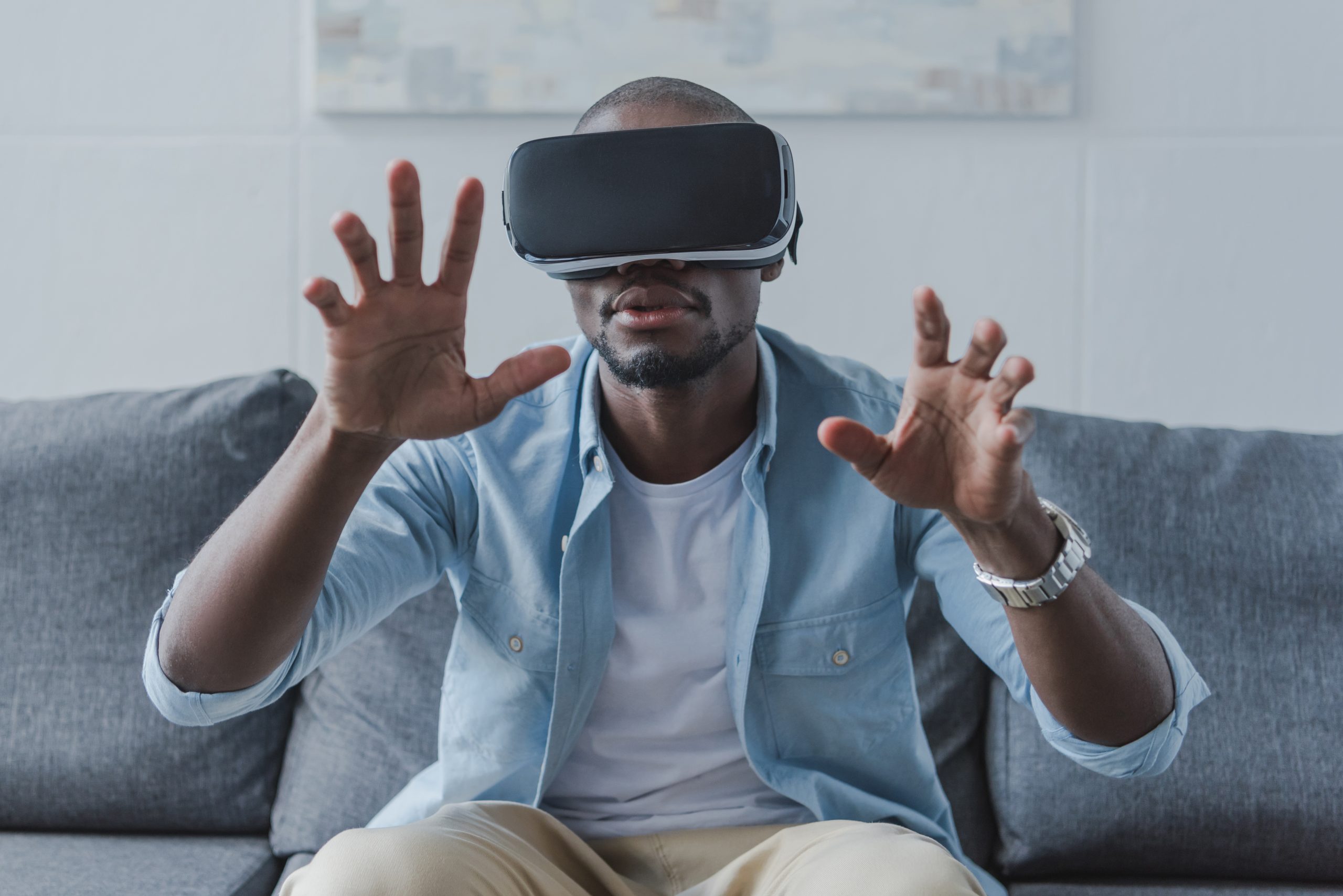 Homem utilizando óculos de realidade virtual