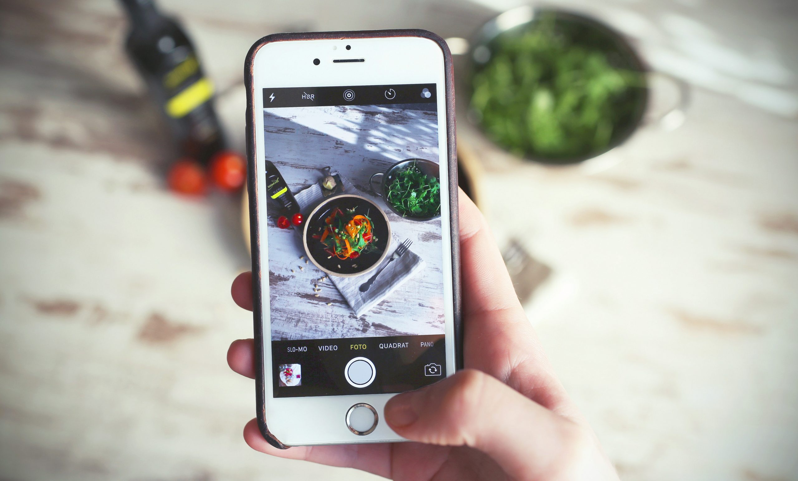 Pessoa fotografando um prato de comida no Instagram