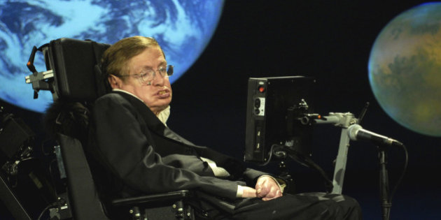Professor Stephen Hawking em uma palestra com uma imagem de dois planetas ao fundo